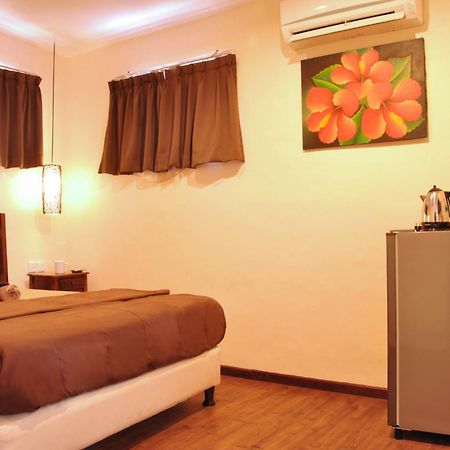 Bemo Corner Guest House Кута Номер фото