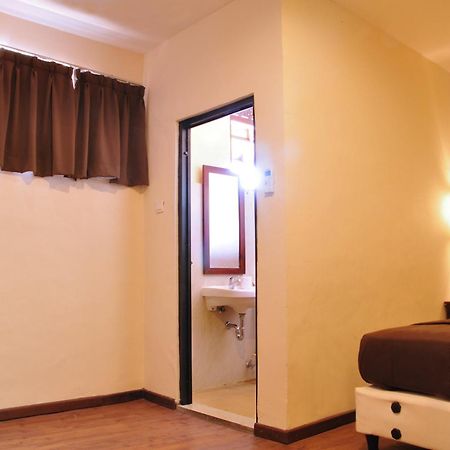 Bemo Corner Guest House Кута Номер фото