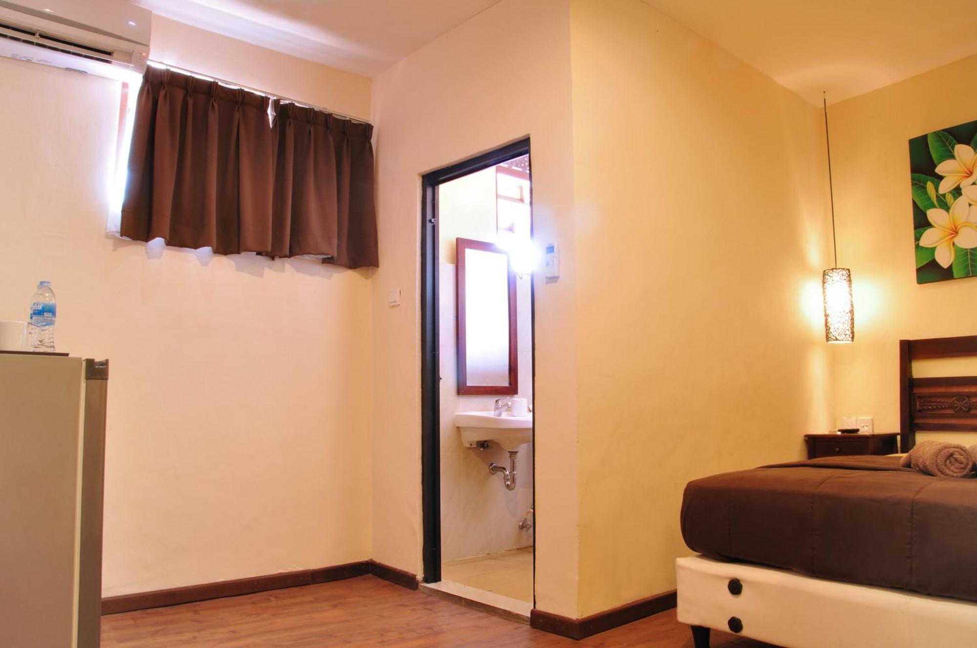 Bemo Corner Guest House Кута Номер фото